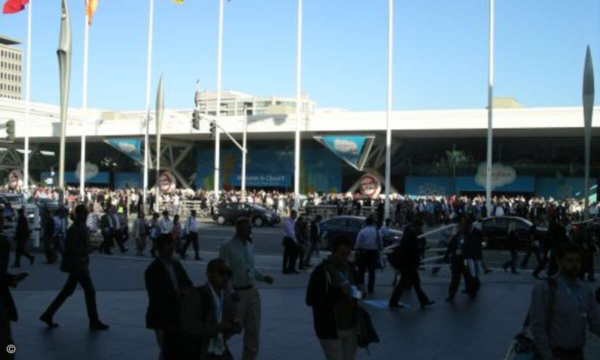 Die Dreamforce 2011 fand im Moscone Center statt. Dieser Messekomplex umfasst drei Ausstellungshallen und liegt in der Innenstadt von San Francisco.