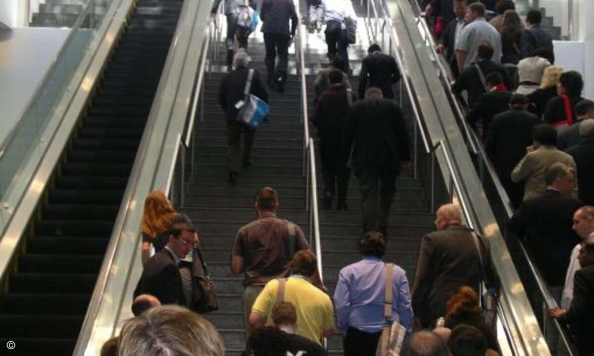 Rolltreppen führen in die unterirdisch gelegenen Räumlichkeiten des Moscone Center und wieder hinauf.