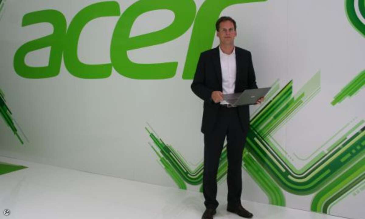 Mirco Krebs von Acer zeigt das neue Ultrabook des Herstellers
