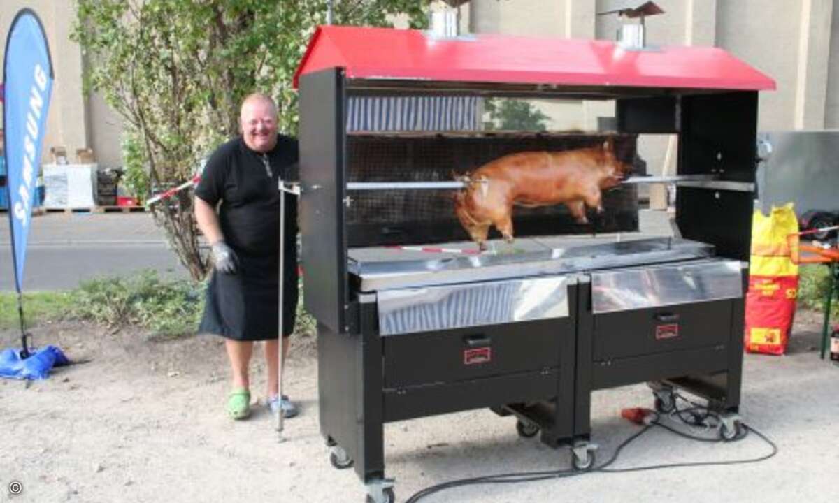 Ein ganzes Schwein gab es vor dem Oktoberfestzelt im Außengelände
