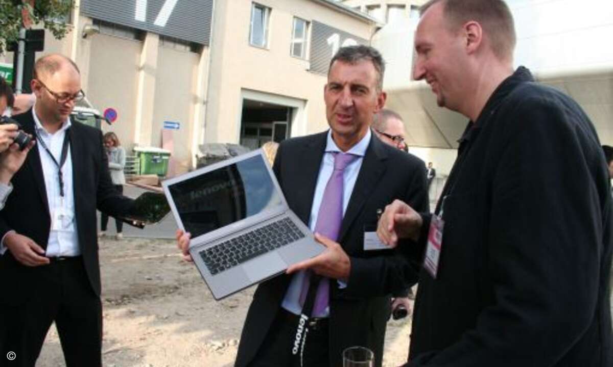 Thilo Huys von Lenovo zeigt Frank Hufnagl von Notebooksbilliger.de das neueste Ultrabook des Herstellers