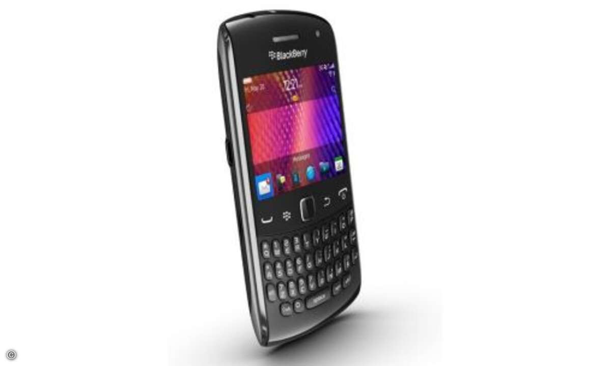 RIM Blackberry Curve 9360
Der Blackberry Curve 9360 hat ein großes Tastenfeld und ein relativ kleines, aber scharfes 2,4-Zoll-Display mit 480 x 360 Pixel Auflösung. Der Curve 9360 nutzt GSM- und UMTS-Netze, kann aber auch per WLAN online gehen. GP