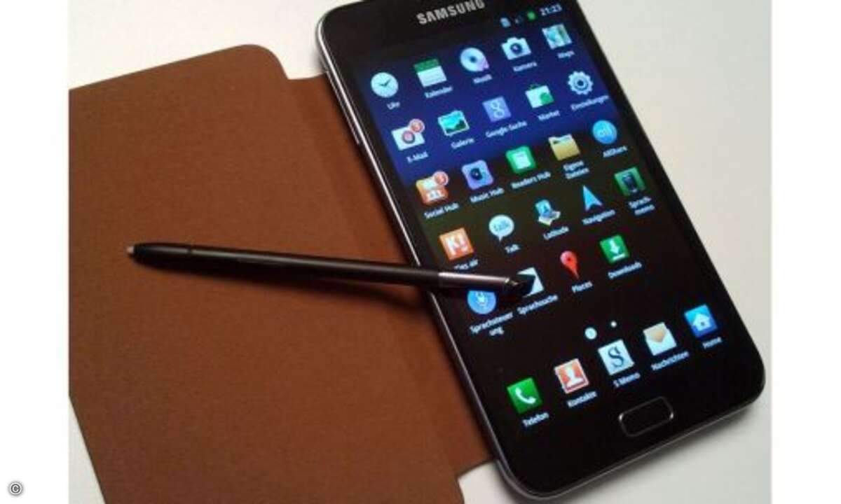 Samsung Galaxy Note
Tablet oder Smartphone? Auf jeden Fall ein Superphone. Das Samsung Galaxy Note ist fast so groß wie eine Schokoladentafel und dabei rekordverdächtig ausgestattet. Das riesige Display misst 5,3 Zoll in der Diagonalen, hat eine k