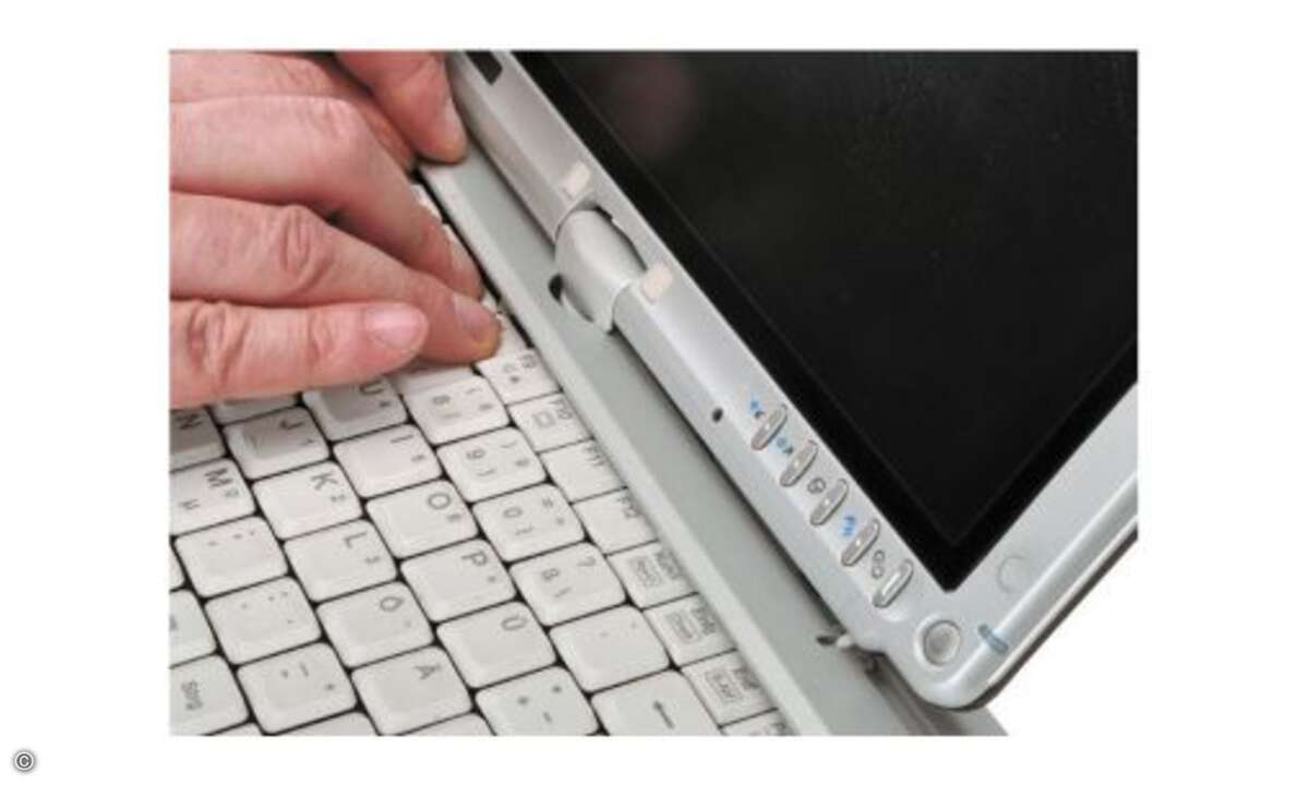 Komponenten wie die WLAN-Karte stecken oft unter der Tastatur. Teilweise muss eine Blende zur Demontage entfernt werden.
© PC Magazin