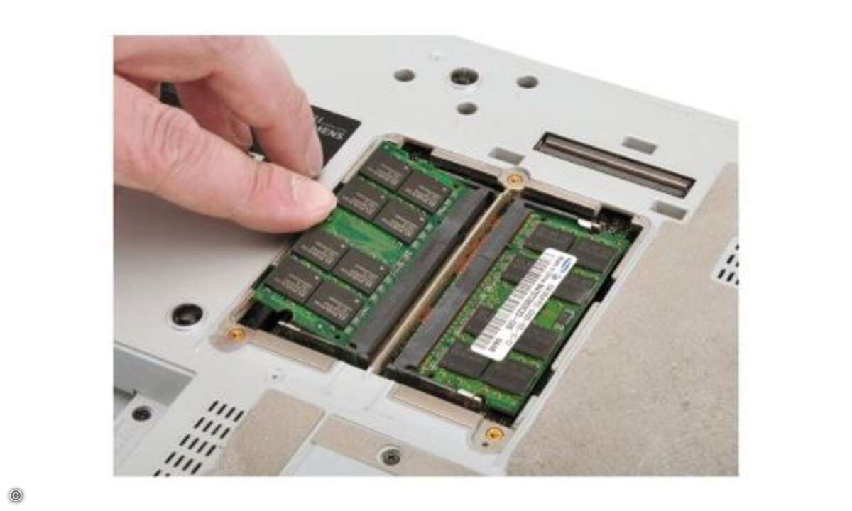 Speichermodule werden einfach seitlich in ihren Slot geschoben und dann nach unten gedrückt, bis sie in der Halterung einrasten.
© PC Magazin