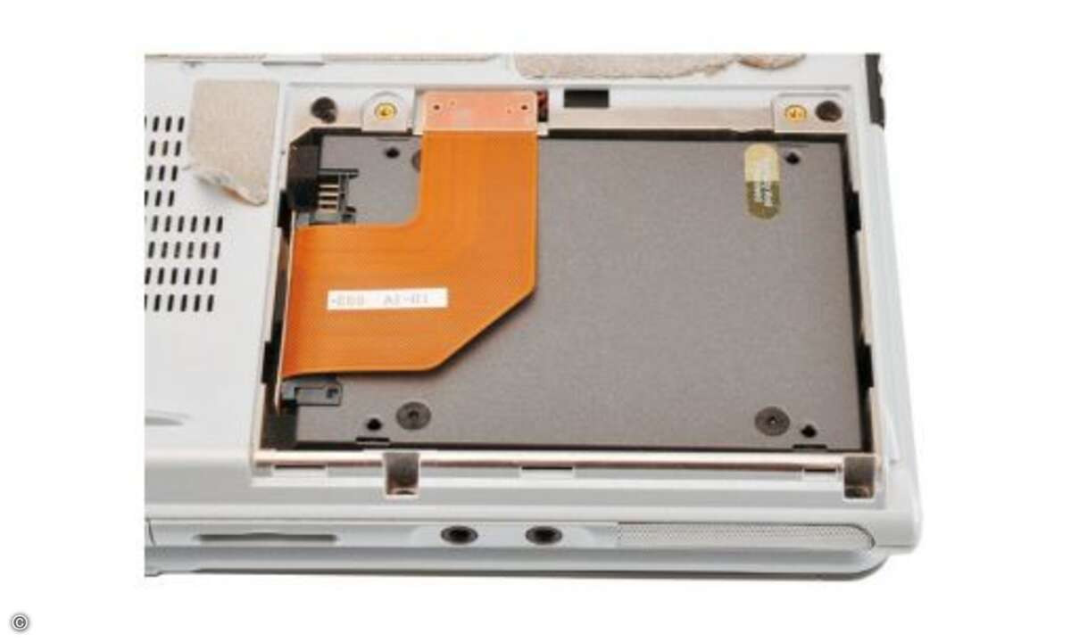 In der Regel ist die Festplatte über eine Klappe im Gehäuseboden des Notebooks zugänglich. Hier ist die SSD bereits eingebaut.
© PC Magazin