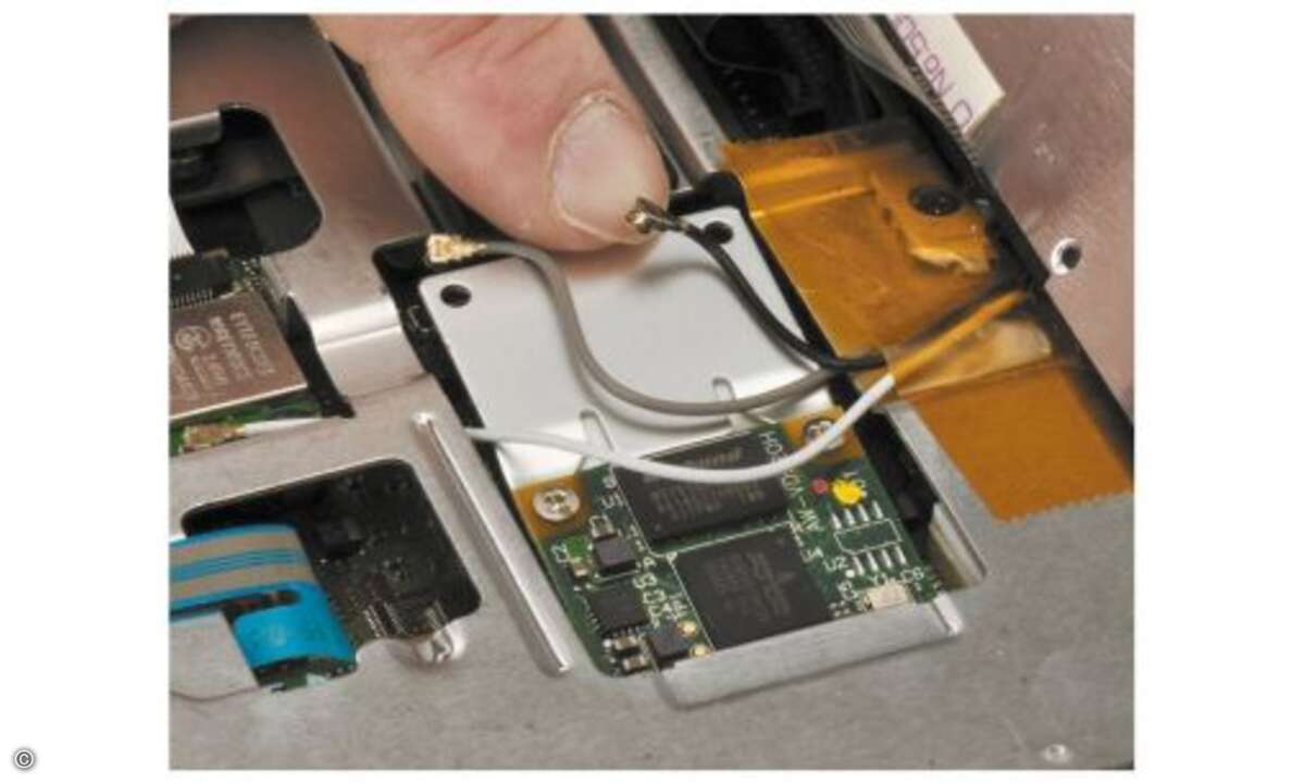 Der CrystalHD-Videodecoder nimmt den Platz ein, den vorher die Mini-PCI-Express-WLAN-Karte belegt hat.
© PC Magazin