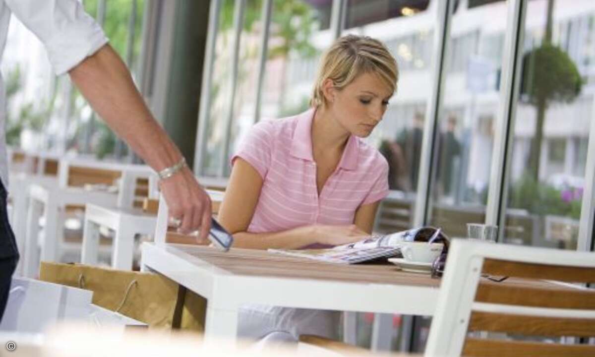 Telefonanbieter müssen Daten des mutmaßlichen Vaters nicht nennen
Frauen sollten den vollständigen Namen der Männer erfragen, mit denen sie intim werden. Kommt es nämlich zu einer Schwangerschaft, hat die Mutter gegenüber einem Mobilfunkanbieter k