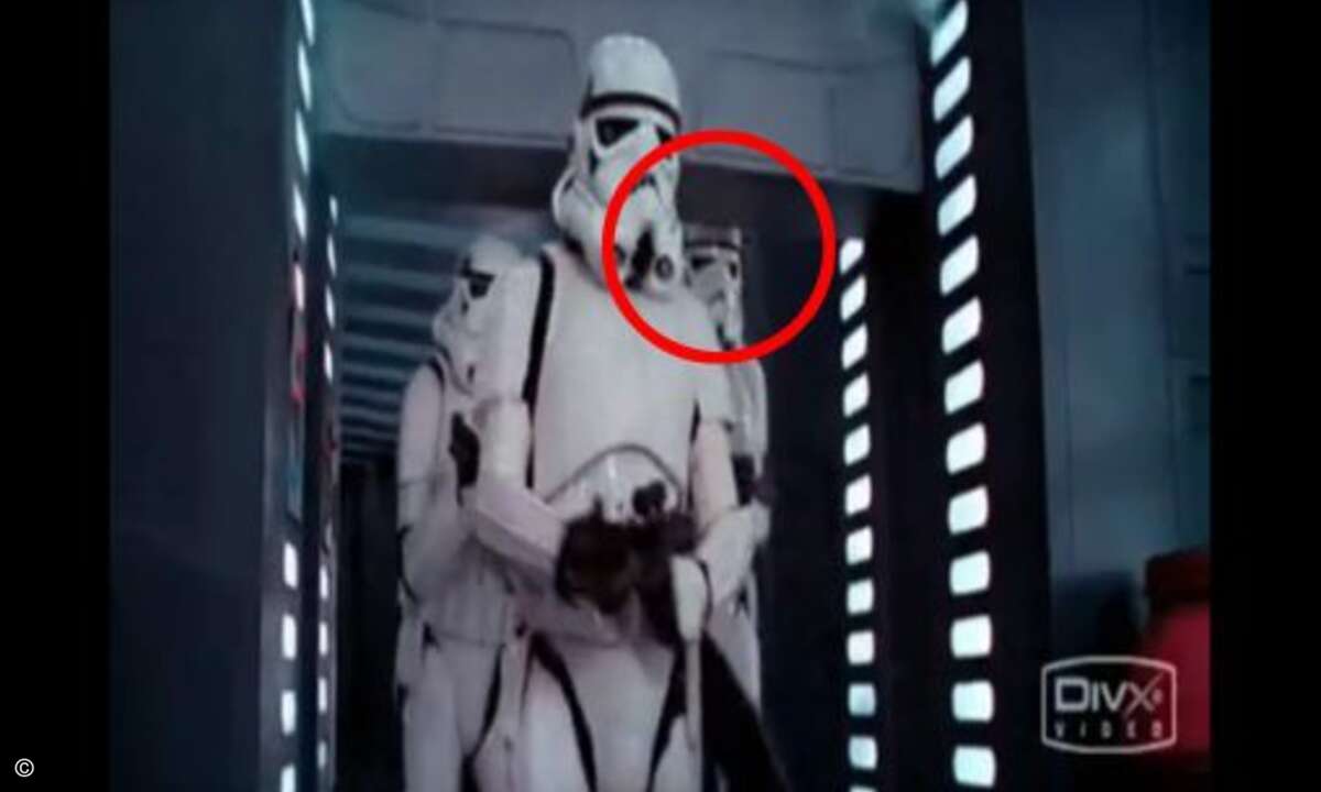 Platz 10: Automatische Türen. In Filmen wie Star Wars gehen Türen automatisch auf, sobald sich eine Zugangsberechtigte Person darauf zu bewegt. Dennoch sollte man besser warten, bis die Türe auch wirklich offen ist, wie die Sturmtruppe (roter Kreis)