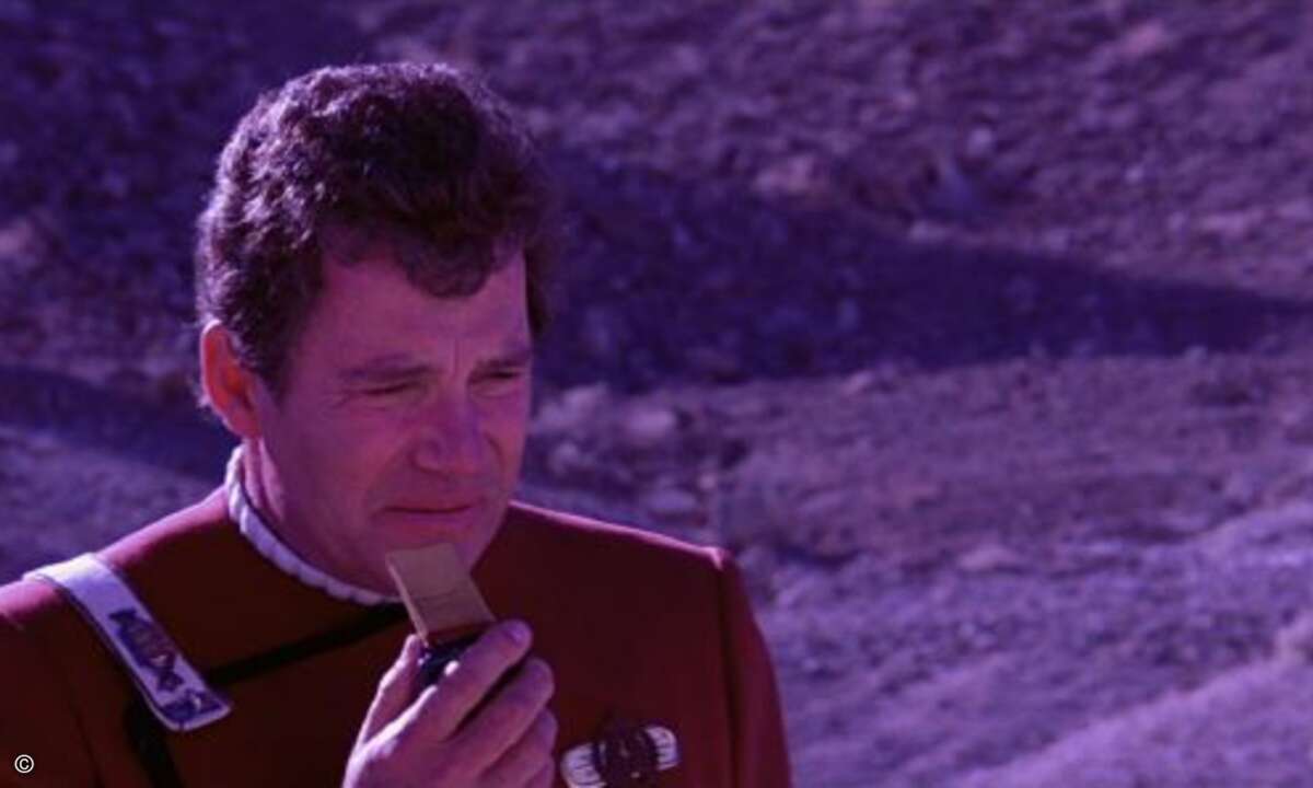 Platz 3: Handy und Smartphone.
Seit Captain Kirk in Star Trek den berühmten Satz „Beam me up Scotty“ in seinen Flip-Transmitter sprach wartet die Menschheit auf ein ähnliches Kommunikationsgerät. Nicht mal 20 Jahre später wird das ganze Wirklichkei
