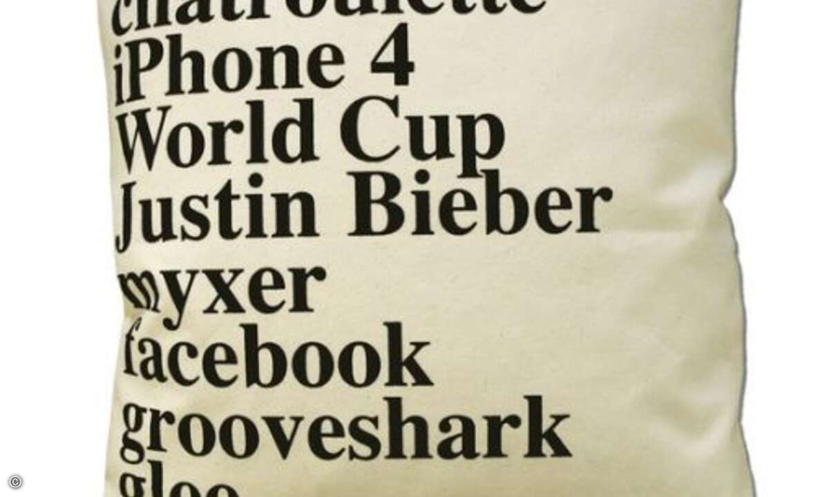 Google-Kissen: Da steht ja gar nicht Google drauf?! Wahre Fans wissen aber, dass hier die Top-Ten-Suchbegriffe aus dem letzten Jahr stehen.
Foto: www.etsy.com