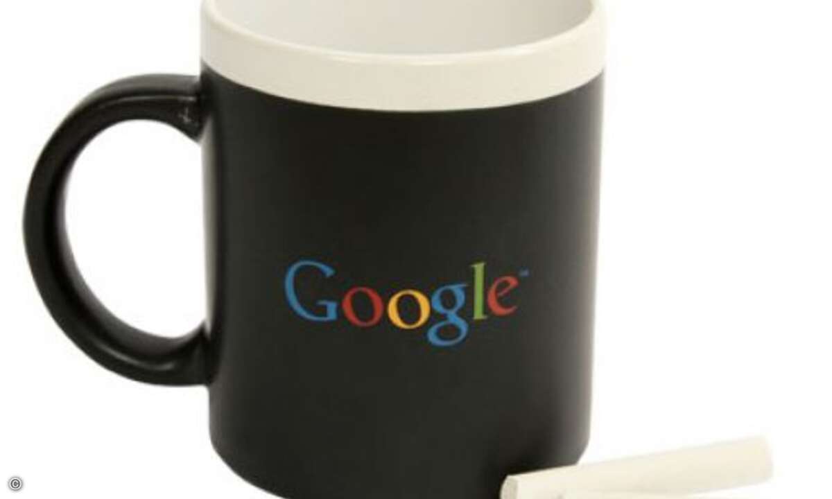 Google-Tafeltasse: Schwarz-Weiß mit Logo, eigentlich ganz schlicht, aber man kann auch mit Kreide darauf schreiben. Im Lieferumfang sind zwei Stück Kreide enthalten.
Foto: www.googlestore.com