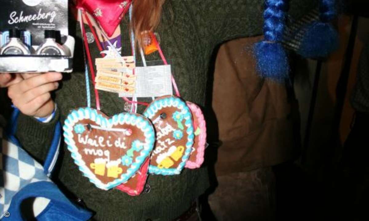 Das hübsche Madl versorgt die Gäste mit den richtigen Accessoires