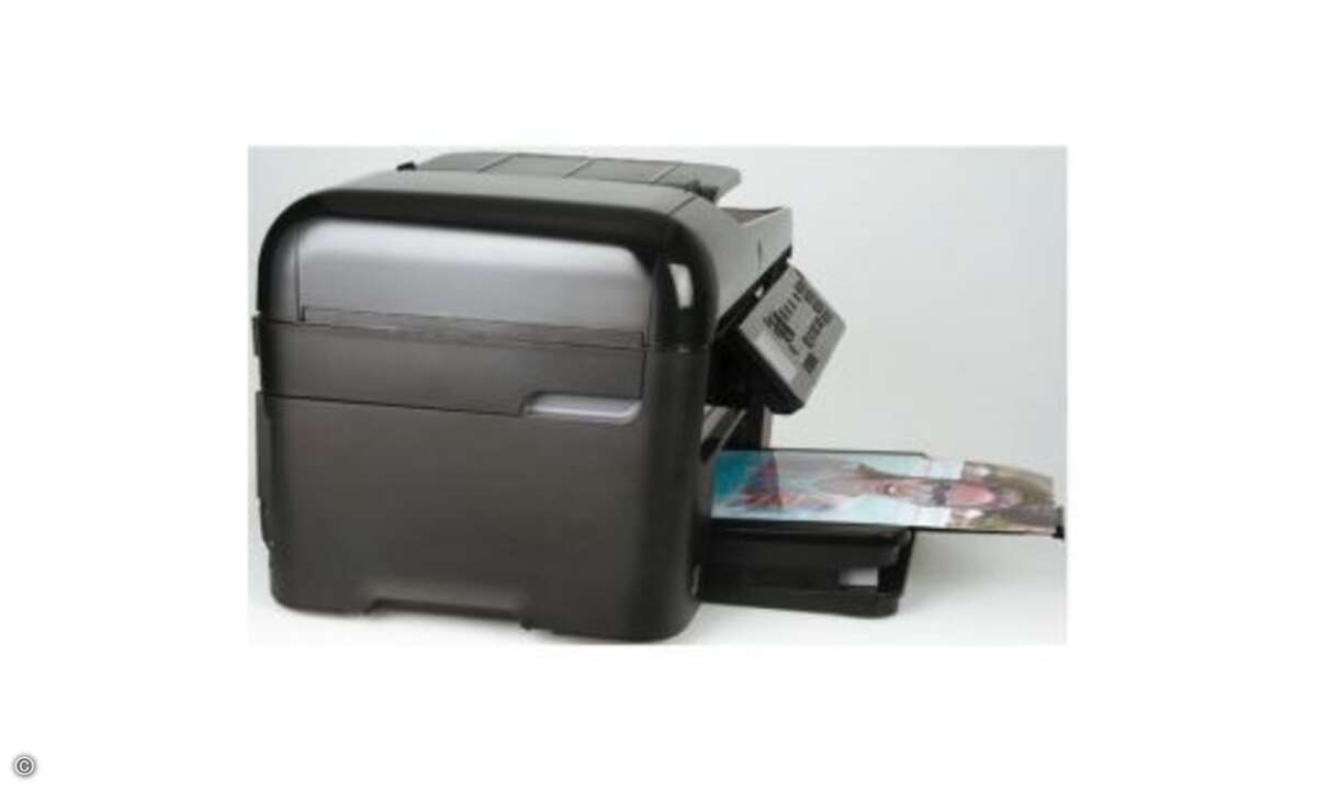 HP Photosmart Premium C410
Stellfläche, zirka (TxB): 56x46cm
Papierzufuhr: unten
Automatischer Duplexdruck: ✔
Kosten SW/Foto: 8,1/57 Cent
© PC Magazin