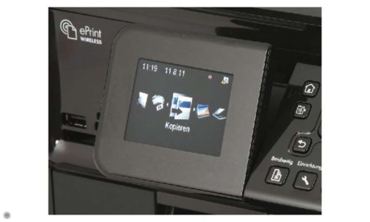 HP Photosmart: Der große Bruder C410b muss sich mit einem kleinen Display begnügen, das sich zwar auch schwenken lässt, aber kaum genug Platz für Apps bietet.
© PC Magazin