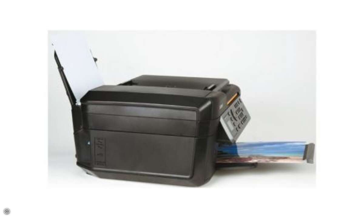 Kodak Office 2170
Stellfläche, zirka (TxB): 67x45cm
Papierzufuhr: hinten
Automatischer Duplexdruck: –
Kosten SW/Foto: 4,1/48 Cent
© PC Magazin