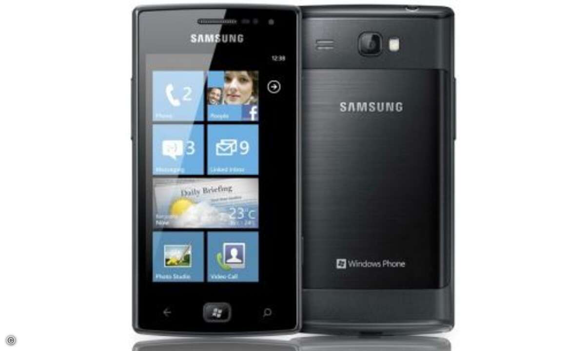 Samsung Omnia W
Beim Omnia W handelt es sich um den Nachfolger des Windows Phones Omnia 7. Der Prozessor wurde von 1 auf 1,4 Gigahertz hochgetaktet, außerdem ist endlich eine Frontkamera integriert. Als Betriebssystem ist die neue Version Windows