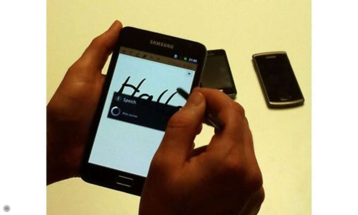 Samsung Galaxy Note
In Anbetracht der technischen Superlative geht eines der wichtigsten Features fast unter: die Notizfunktion, die dem Galaxy Note seinen Namen gibt. Auf der Unterseite des Telefons kann man einen Stylus heraus ziehen, der auf de