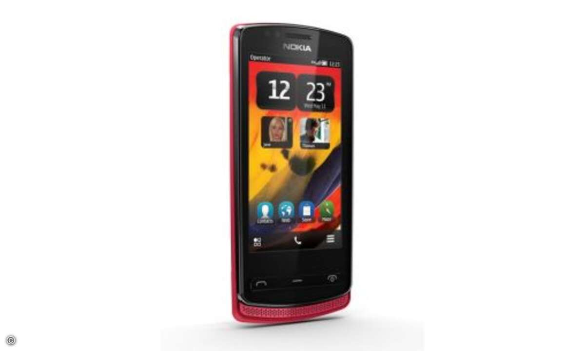 Nokia 700
Das Nokia 700 wiegt 96 Gramm und ist sehr kompakt. Es verfügt dennoch über ein 3,2 Zoll-Amoled-Display, einen 1 Gigahertz schnellen Prozessor und 2 Gigabyte internen Speicher, der per Speicherkarte erweiterbar ist. Seine 5-Megapixel-Kame