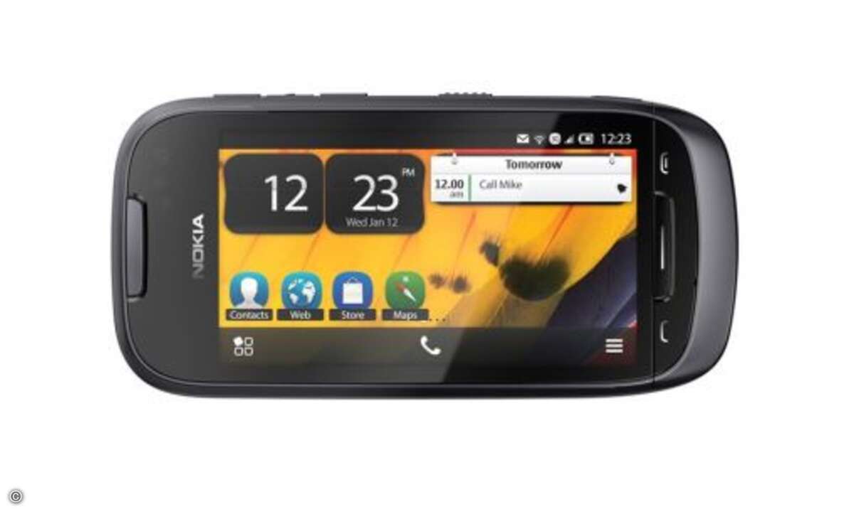 Nokia 701
Sein Schwestermodell Nokia 701 ist das Smartphone mit dem weltweit hellsten Display – wie Nokia verspricht. Sein 3,5-Zoll-ClearBlack-Bildschirm soll ideal für den Einsatz im Innen- und Außenbereich sein. Das Nokia 701 verfügt darüber hin
