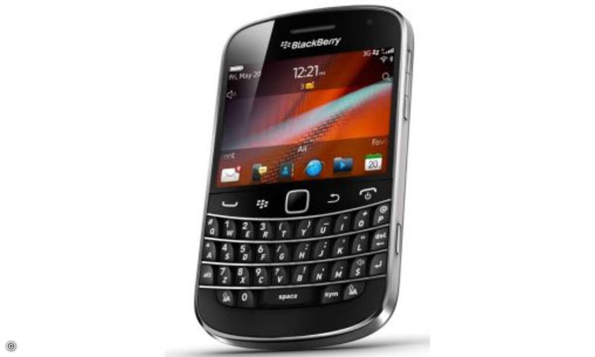 Blackberry Bold 9900
Blackberry startet mit drei neuen Modellen in den Herbst. An erster Stelle steht hier das Bold 9900, das einen kleinen 2,8-Zoll-Touchscreen mit einer Volltastatur kombiniert. Obwohl das Display sehr klein ist, hat es eine Auf
