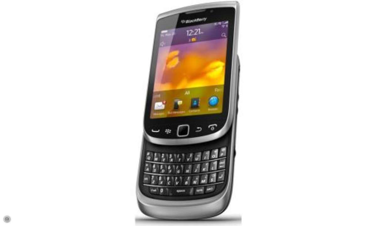 Blackberry Torch 9810
Das zweite Torch-Modell kommt mit einem 3,2 Zoll großen Touchscreen, der eine Auflösung von 640x480 Pixel hat. Darunter versteckt sich eine Volltastatur, die man nach unten heraus schieben kann.
