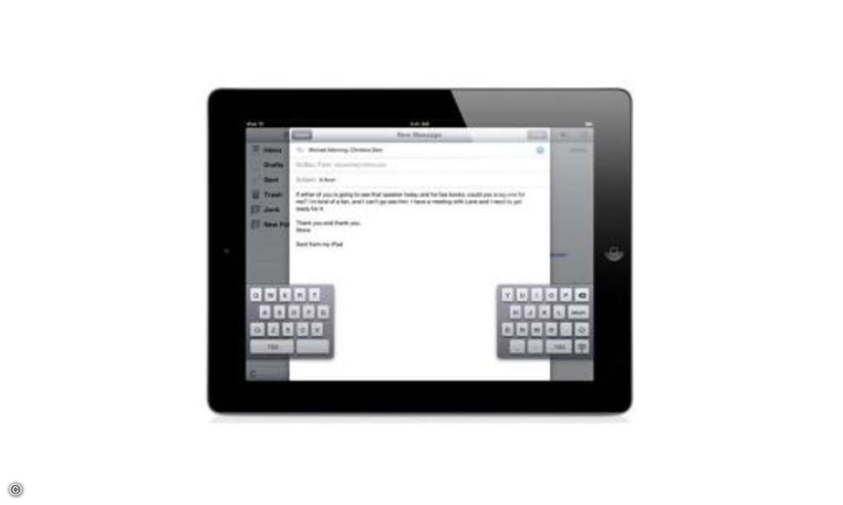 Geteilte Tastatur
Um auf dem iPad bequemer schreiben zu können, lässt sich die virtuelle Tastatur in der Mitte teilen. Die beiden Hälften rutschen jeweils an den Rand des Displays und lassen sich damit bequem mit den Daumen beackern.
© Apple