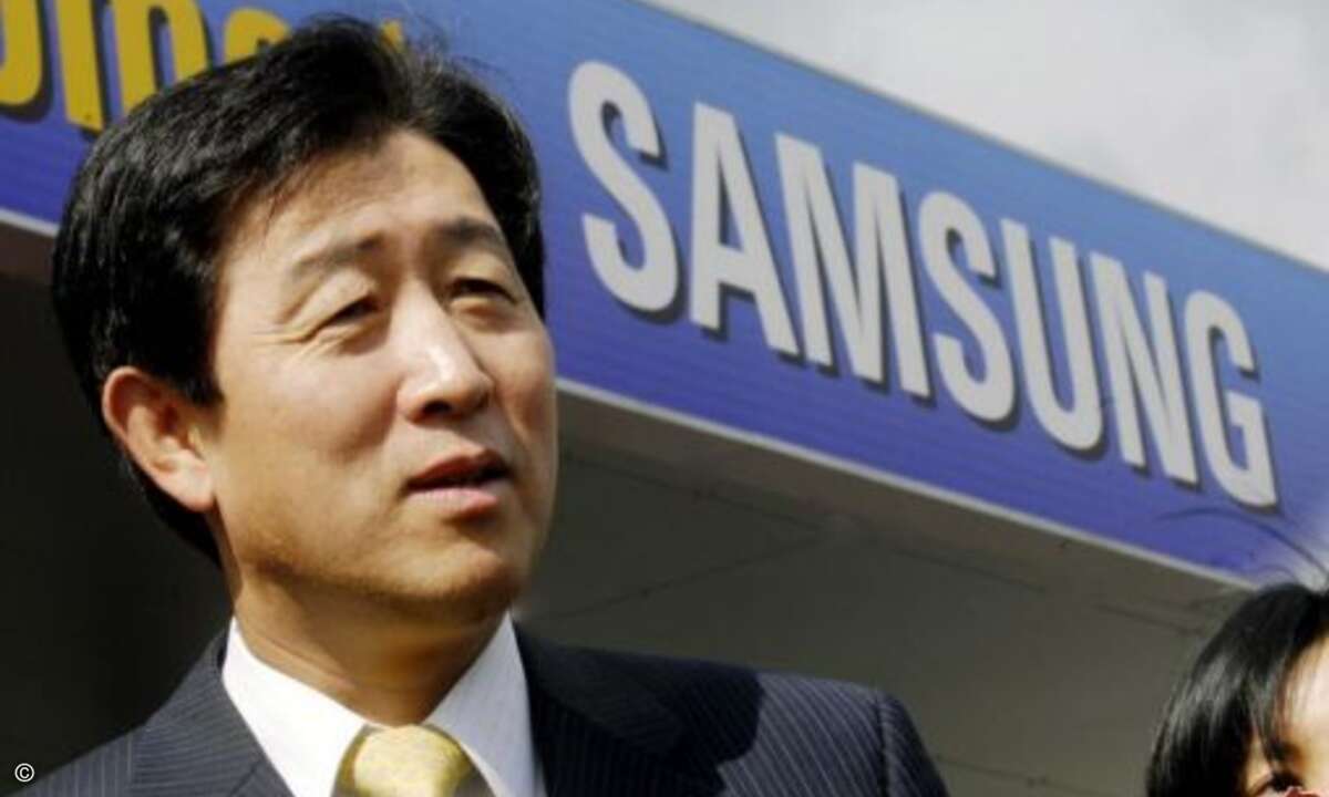 Und auch der Samsung-Geschäftsführer Gee Sung Choi sprach noch in der Nacht völlig ungeachtet des aktuellen juristischen Grabenkampfes zwischen Apple und Samsung aus Südkorea Jobs Familie sein »tiefstes Mitgefühl« aus und lobte: »Sein innovativer Gei