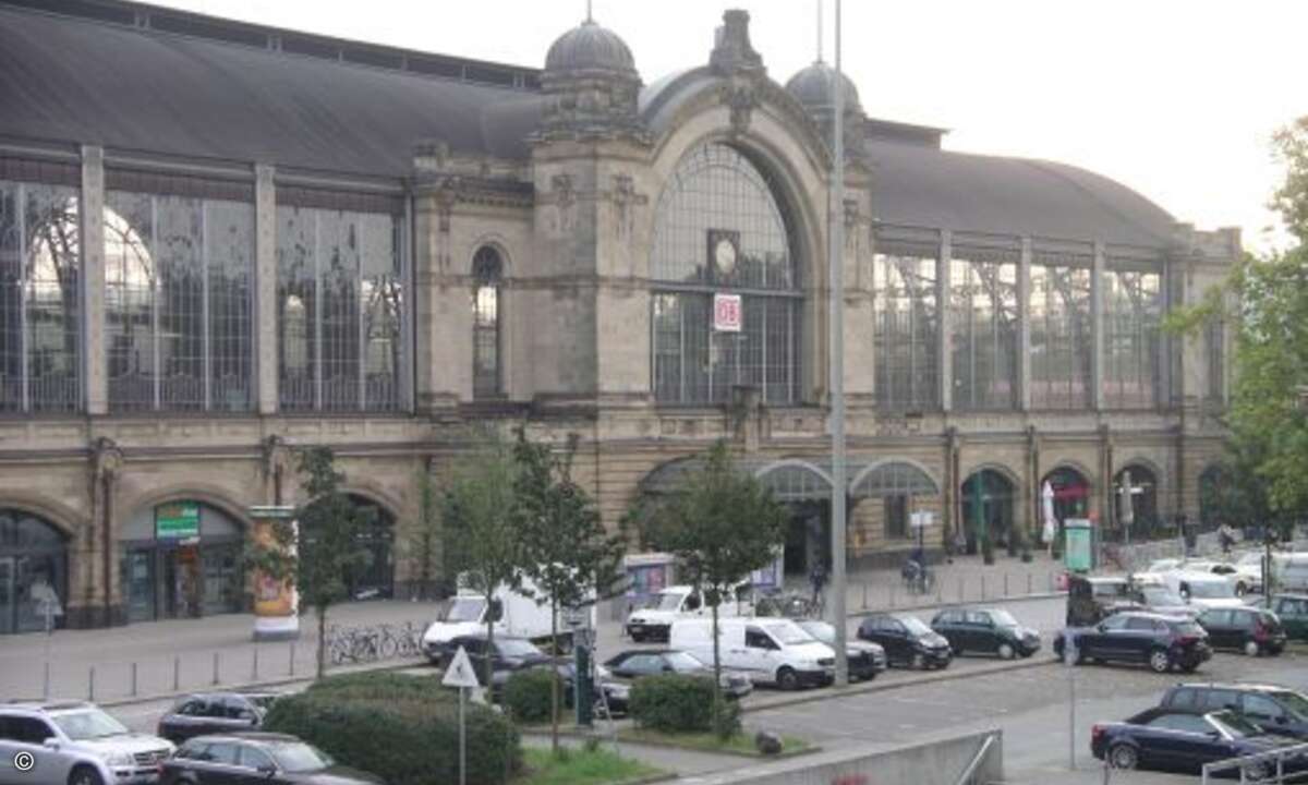 Dem Kongresszentrum gegenüber steht der alte Bahnhof Dammtor.