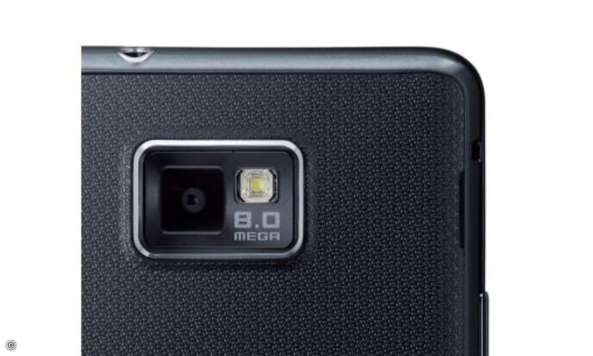 iPhone 4S versus Galaxy S2

Beide Smartphones kommen mit einer 8-Megapixel-Kamera inklusive LED-Blitzlicht, die Videos mit voller HD-Auflösung aufzeichnet. Letztendlich entscheidet also die Qualität der Aufnahmen – und die kann im Falle des iPhone