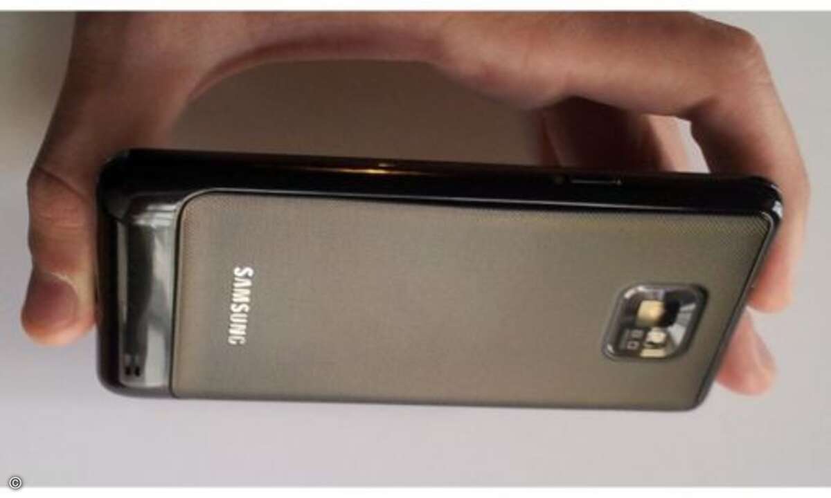 iPhone 4S versus Galaxy S2

Beim Design muss sich das Samsung dagegen geschlagen geben. Es ist mit nur 8,5 Millimeter etwas dünner als das Apple-Handy, aber gleichzeitig deutlich höher und breiter und besteht nur aus Kunststoff. Gegen den hochwerti