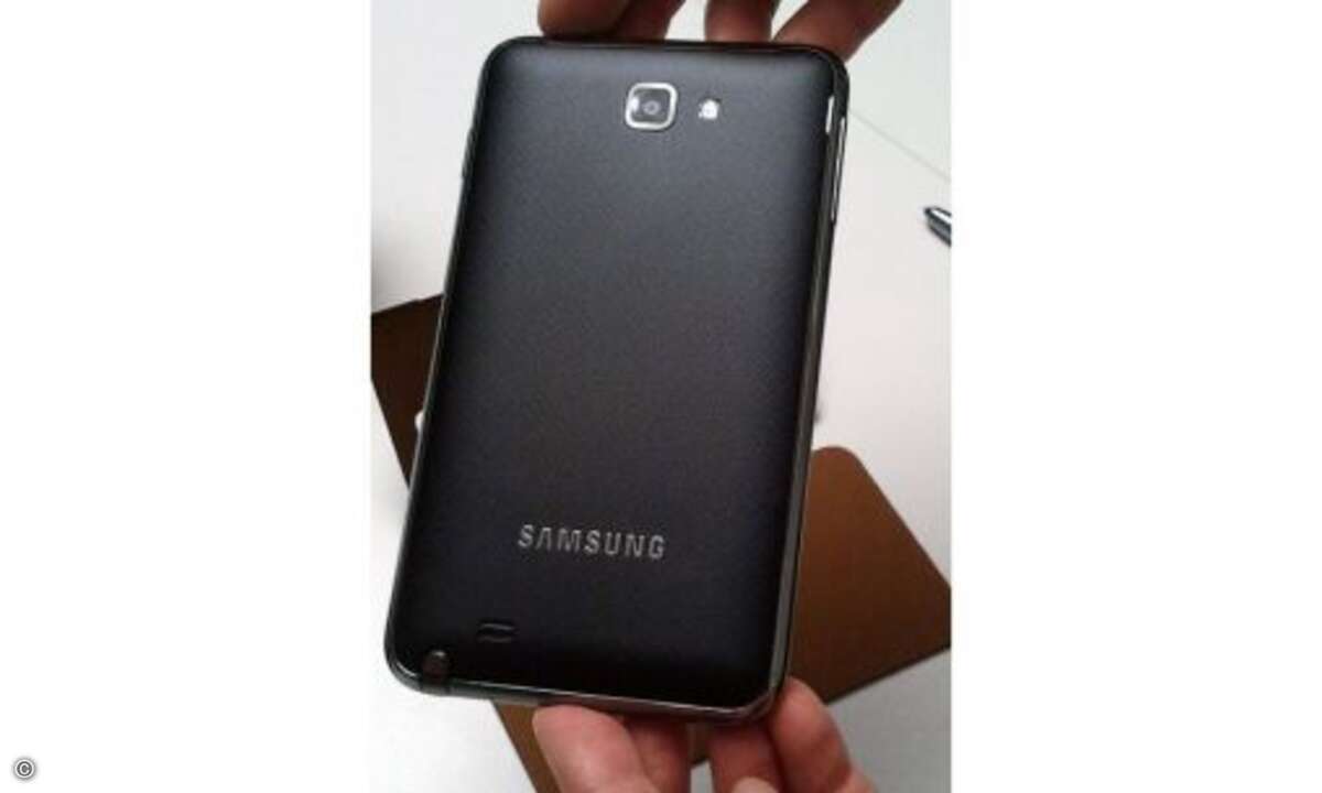 iPhone 4S versus Galaxy Note

Auf der Rückseite findet man eine 8-Megapixel-Kamera samt LED-Blitz, die Videos in der vollen HD-Auflösung von 1080p aufzeichnen kann. Hinzu kommen 16 oder 32 Gigabyte Speicher und ein Akku mit der für Smartphone-Verhä
