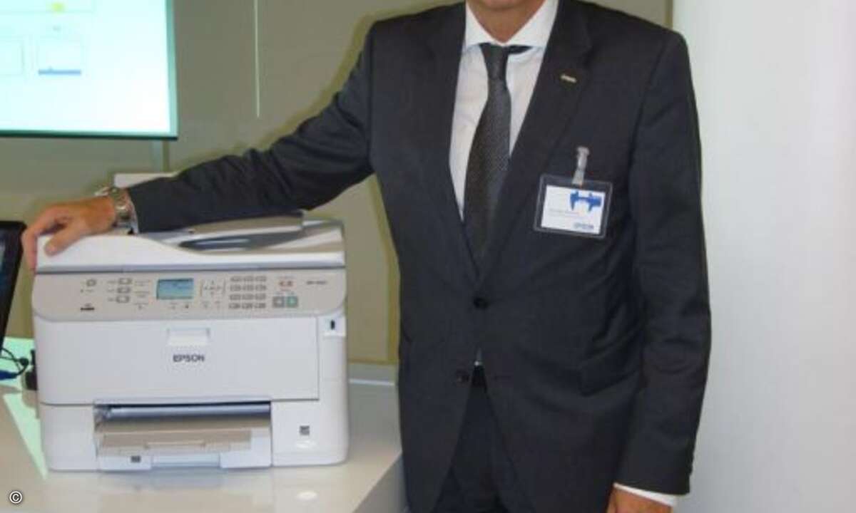 Epson-Geschäftsführer Henning Ohlsson präsentiert stolz die neuen Produkte