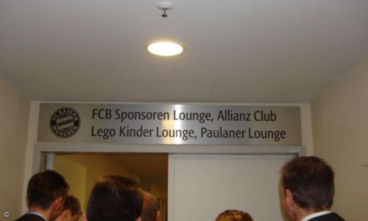 Die Gäste auf dem Weg in die Sponsoren Lounge...