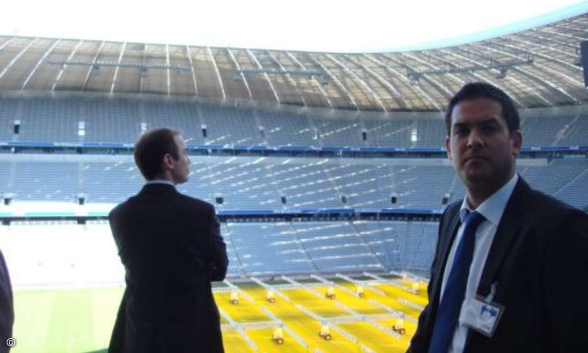 Auch Marketingleiter Schahin Elahinija genoss die Tour durch die Allianz Arena