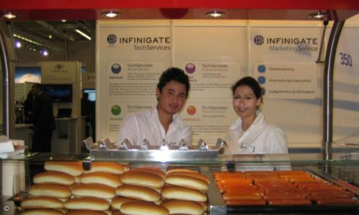 Wer vom Messegeschehen hungrig wird, für den gibt's Hotdogs am Messestand von Infinigate oder ...
