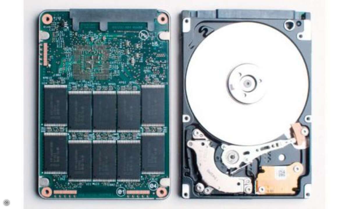 Eine SSD (links) besitzt im Gegensatz zu einer herkömmlichen Festplatte (rechts) keine beweglichen Teile.  Tipp 1: Augen auf beim SSD-Kauf  Nach wie vor sind die auf Flash-Speicher basierenden SSDs teurer als herkömmliche Festplatten. Bei einer herkö