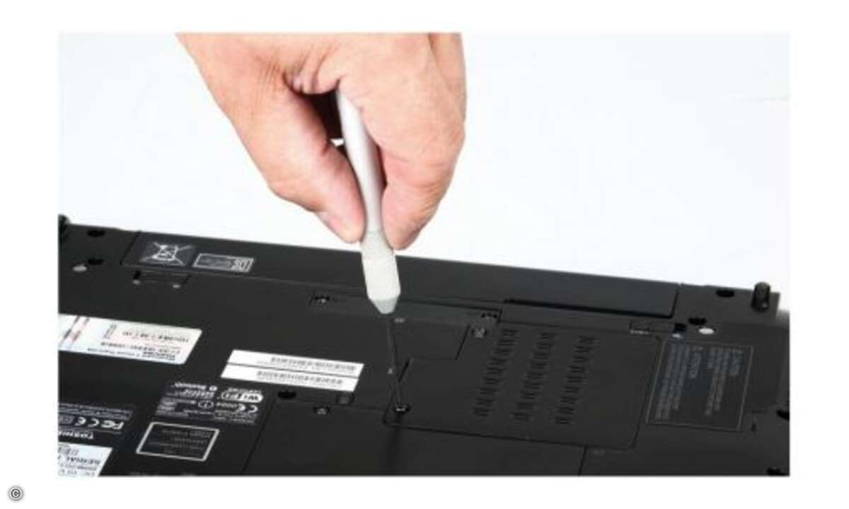 Bei den meisten Notebooks lässt sich die Festplatte leicht tauschen. Dazu löst man alle Schrauben der zugehörigen „HDD“- Bodenplatte. Der Tausch bei Desktop-PCs erfolgt im Prinzip analog. © PCgo