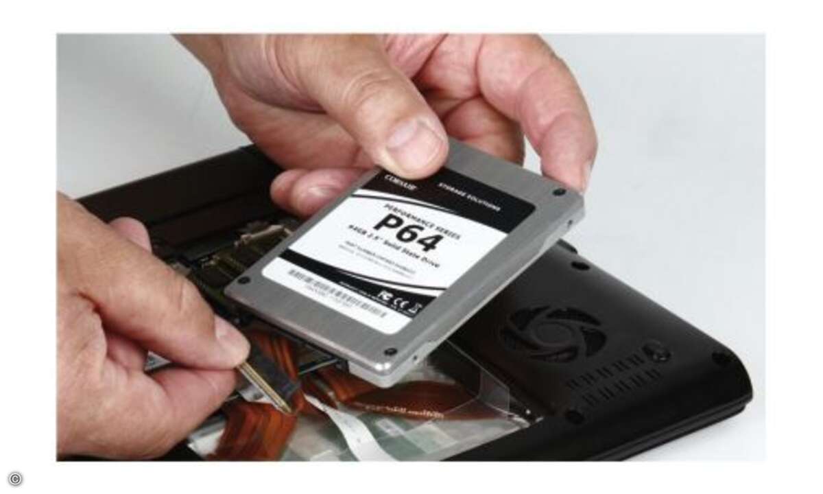 Befestigen Sie die SATA-Kabel an der neuen SSD und bauen Sie diese ins Gehäuse. Für Desktop-PCs liegen den SSDs oft Adapter bei, um diese in einen 3,5-Zoll-Festplattenschacht einbauen zu können. © PCgo
