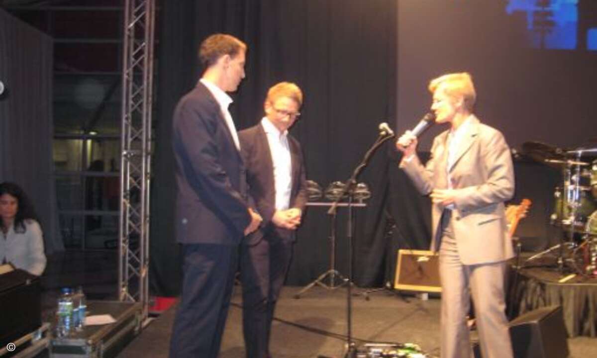 Deutschland-Chefin Isabelle Roux-Buisson überreicht den Innovationspreis an Brother