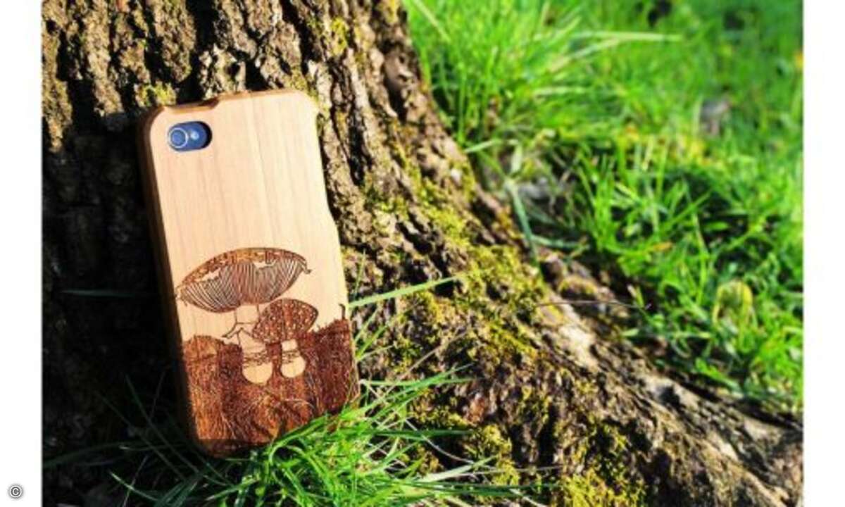 Wer es etwas ausgefallener möchte, greift zu den Bambus-Hüllen von Grove. Diese werden in der Firma in Portland, Oregon gefertigt. Jede Hülle wird aus einem Bambusblock geschnitten, per Hand abgeschliffen und mehrfach mit Öl eingerieben. Auf Wunsch e