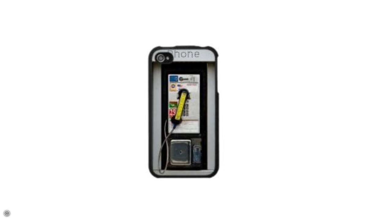 Ebenfalls eine Speck-Hülle nutzt pmcustomgifts , der bei Zazzle seine Produkte vertreibt. Die harte Schale wird mit bedrucktem Stoff überzogen, so dass sich das iPhone beispielsweise in ein Münztelefon verwandelt.
Die Telefonzelle ist für 41 US-Do