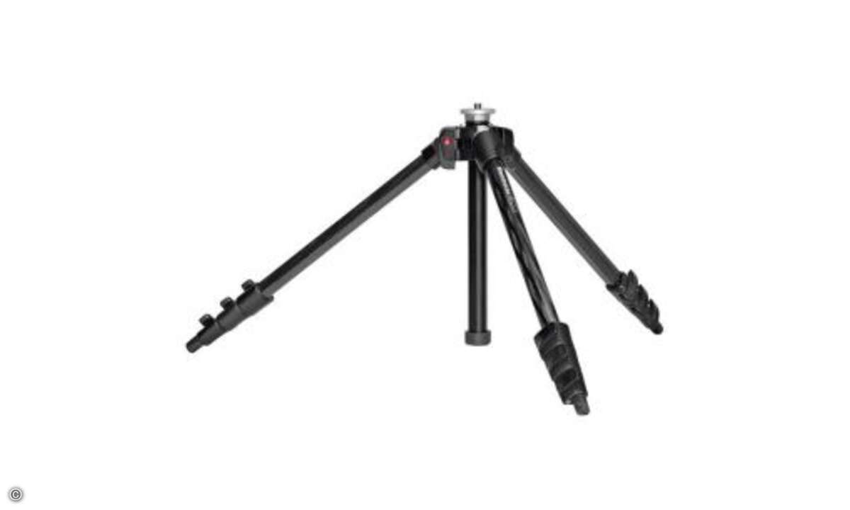 Amazon hat wieder das Stativ von Manfrotto M-Y 732CY Carbon im Angebot. Das Stativ kann bis zu 3,5 kg tragen und wiegt selber nur 950 g. Dank der kleinen Packgröße von 42,5 cm nimmt es wenig Platz im Reisegepäck ein. Komplett ausgezogen ist es 1,35m
