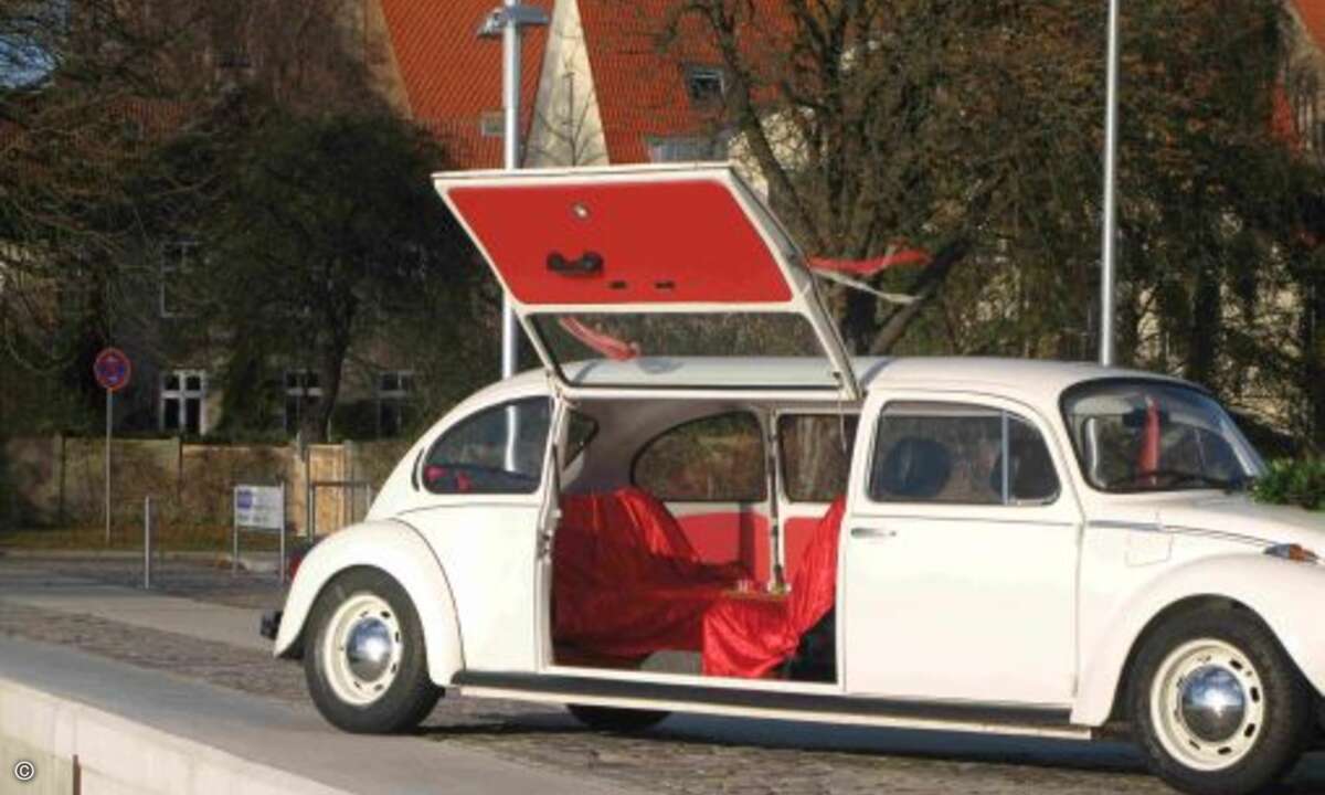 Ein verlängerter VW Käfer taugt sogar als Leichenwagen mit dem gewissen Etwas