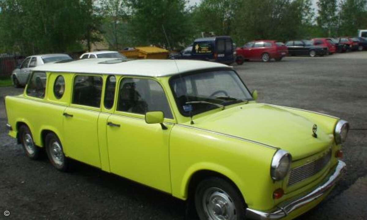 Einfacher geht´s kaum: Pappkarton zurechtschneiden und mit Tesa einkleben - fertig ist der Stretch-Trabant