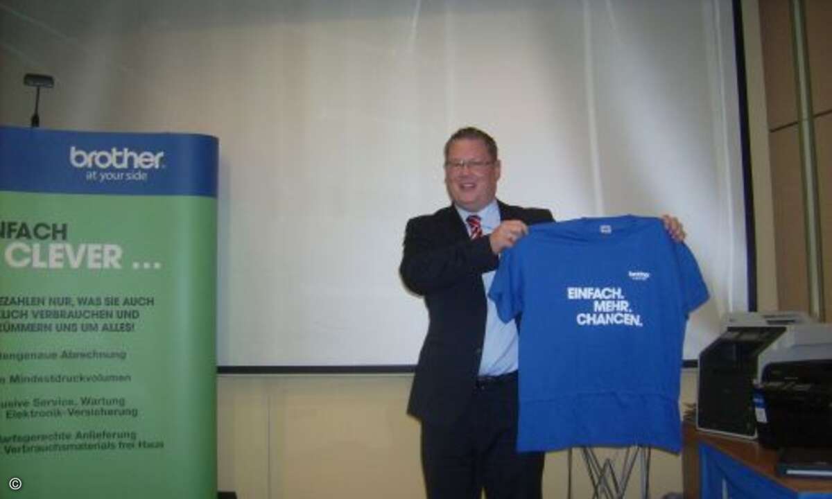 Matthias Schach von Brother präsentiert das Brother-Leasingkonzept gleich mit passendem T-Shirt