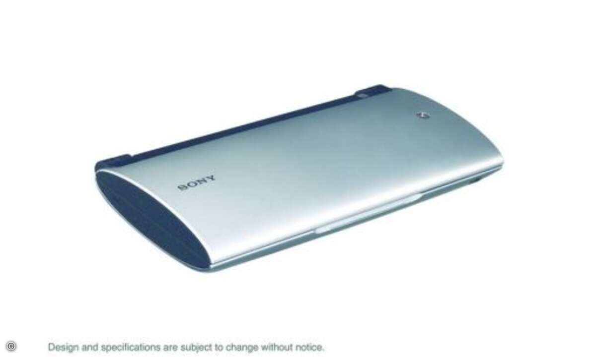 Sony Tablet P
Die auf der IFA gezeigten Modelle befanden sich allerdings noch in einem sehr frühen Stadium, beim Ausprobieren gab es noch etliche Abstürze. Spaß macht das Konzept mit den beiden Screens jedoch allemal. Wie sich die Sache im Alltag