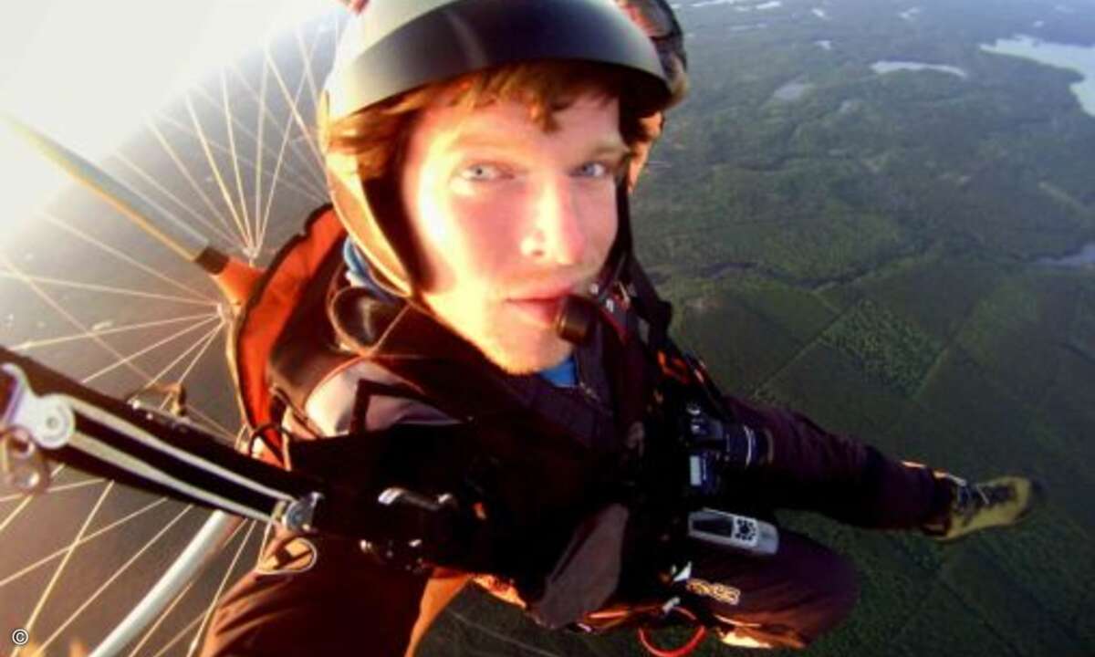 Längste Reise mit einem Motorgleitschirm: Vom 15. Mai bis 24. August 2009 überquerte Benjamin Jordan (CDN, oben und rechts) Kanada mit einem Motorgleitschirm von Westen nach Osten, von Tofino in British Columbia bis nach Bay St. Lawrence (Nova Scotia