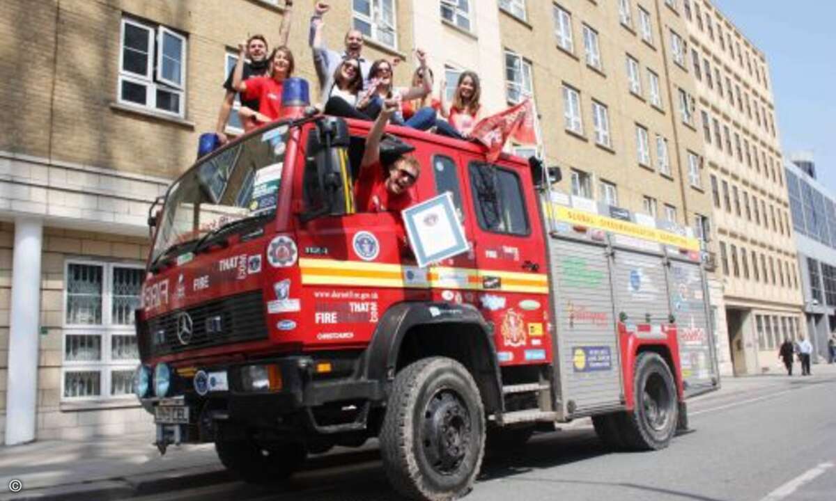 Längste Reise mit einem Feuerwehrauto: wischen dem 18. Juli 2010 und dem 10. April 2011 legte Stephen Moore (GB) in einem 16 Jahre alten Mercedes 1124 AF Feuerwehrauto mit dem Namen „Martha”, das er von der Dorset Fire and Rescue (GB) erhalten hatte,