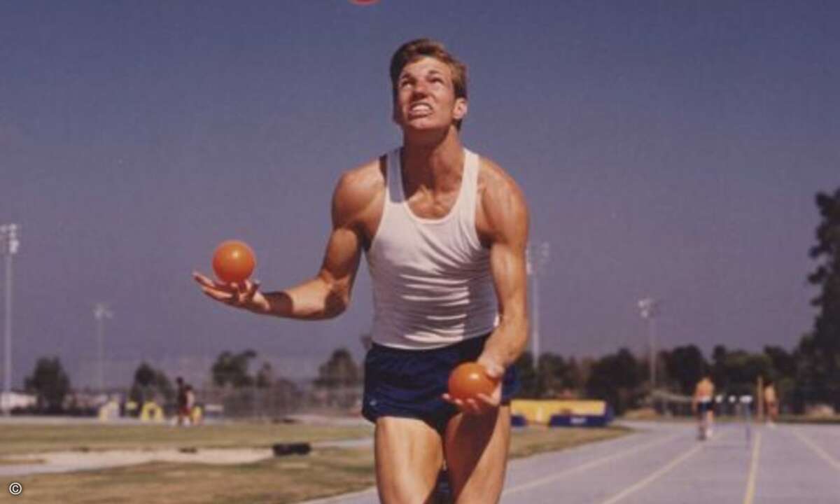 Schnellste 100 Meter beim Jonglieren von fünf Objekten:
Owen Morse (USA) lief 1988 100 m in 13,8 Sekunden und jonglierte dabei mit fünf Gegenständen. Foto: Guinness World Records